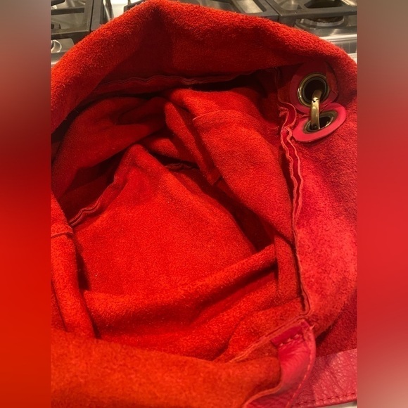 Red Leather Slouchy Shoulder Bag Purse w/Flap Closure Brass Hardware Vintage - Picture 10 of 14